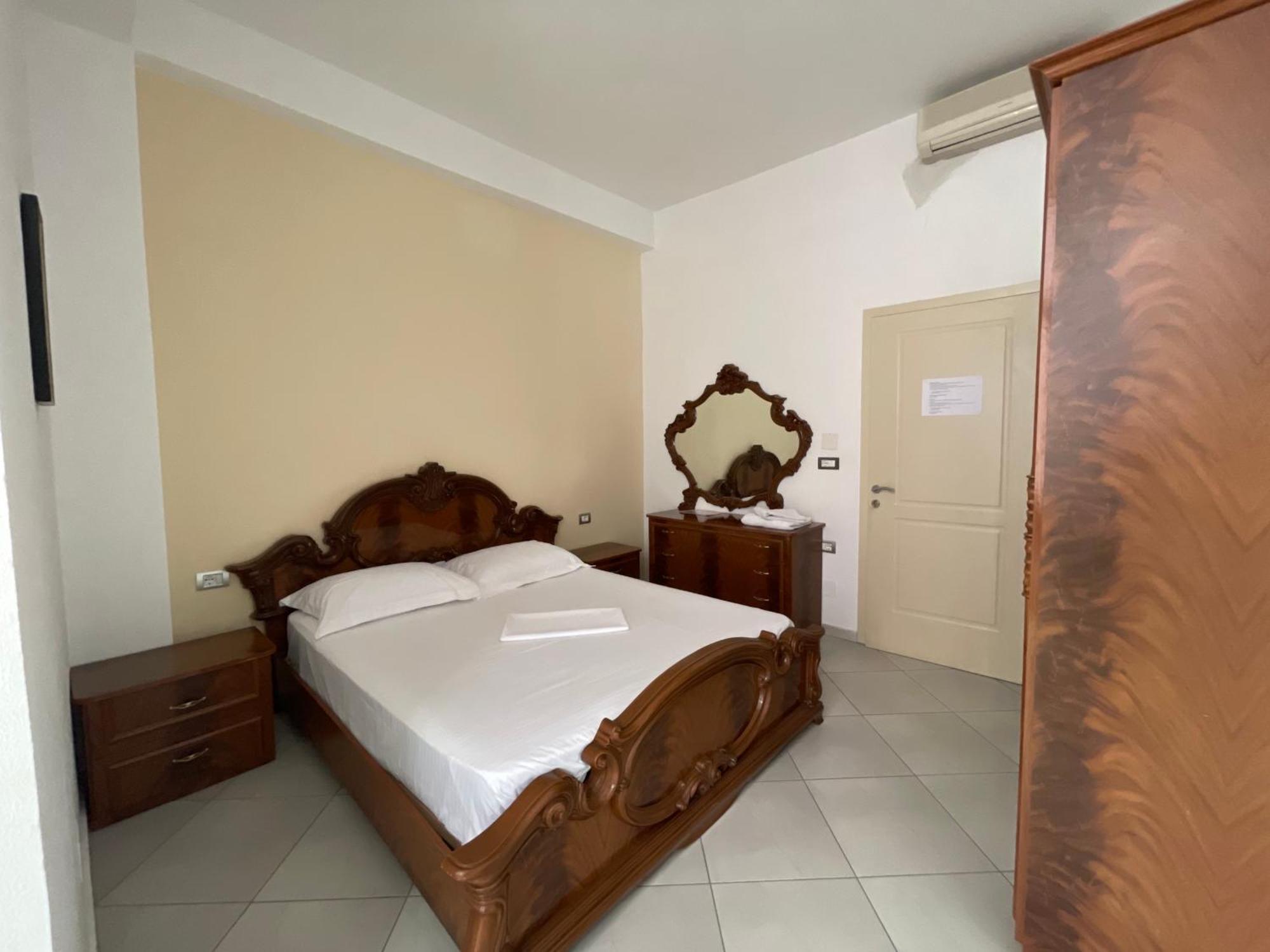 Hotel Latifi Gramsh Ngoại thất bức ảnh