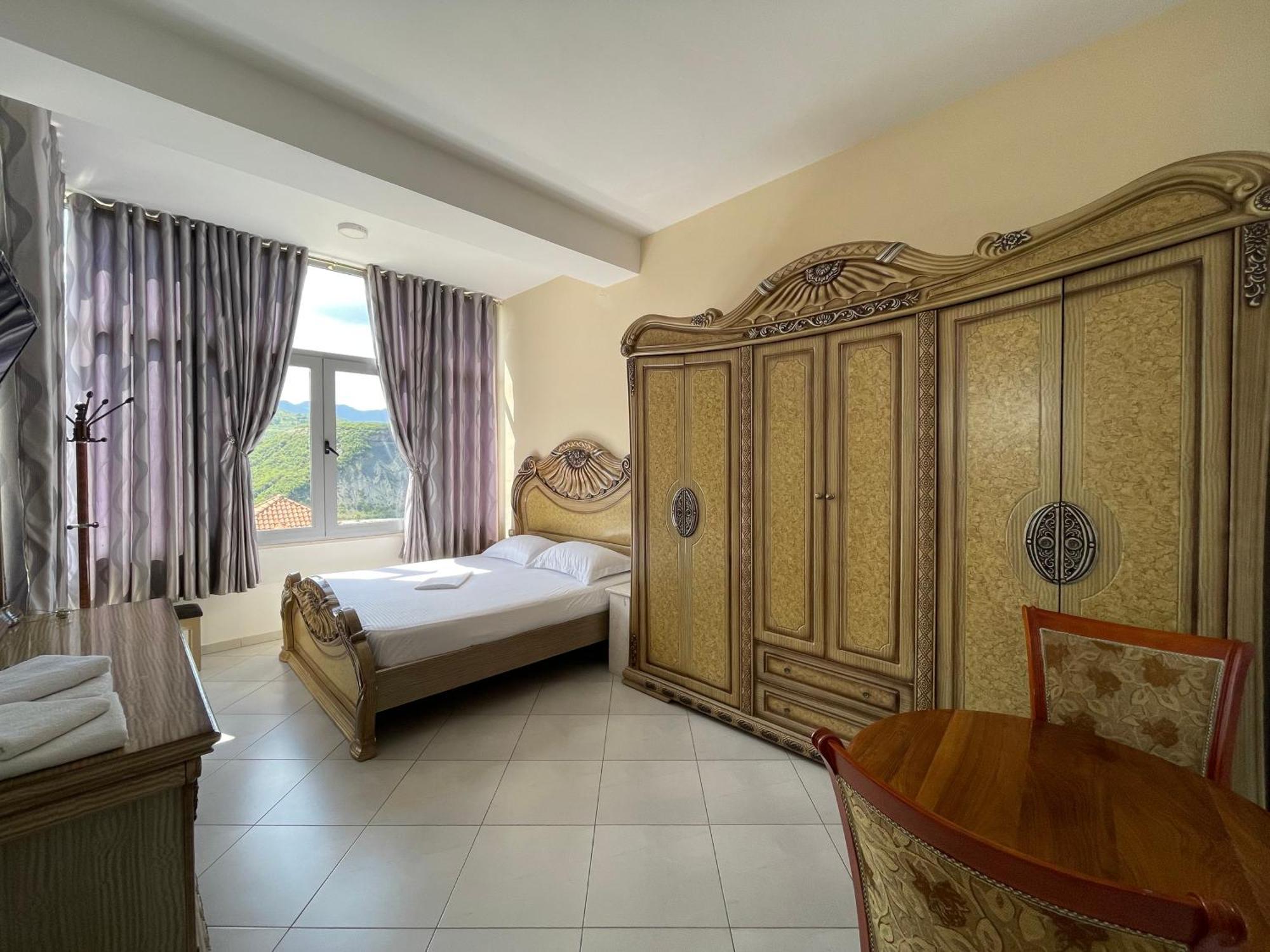 Hotel Latifi Gramsh Ngoại thất bức ảnh