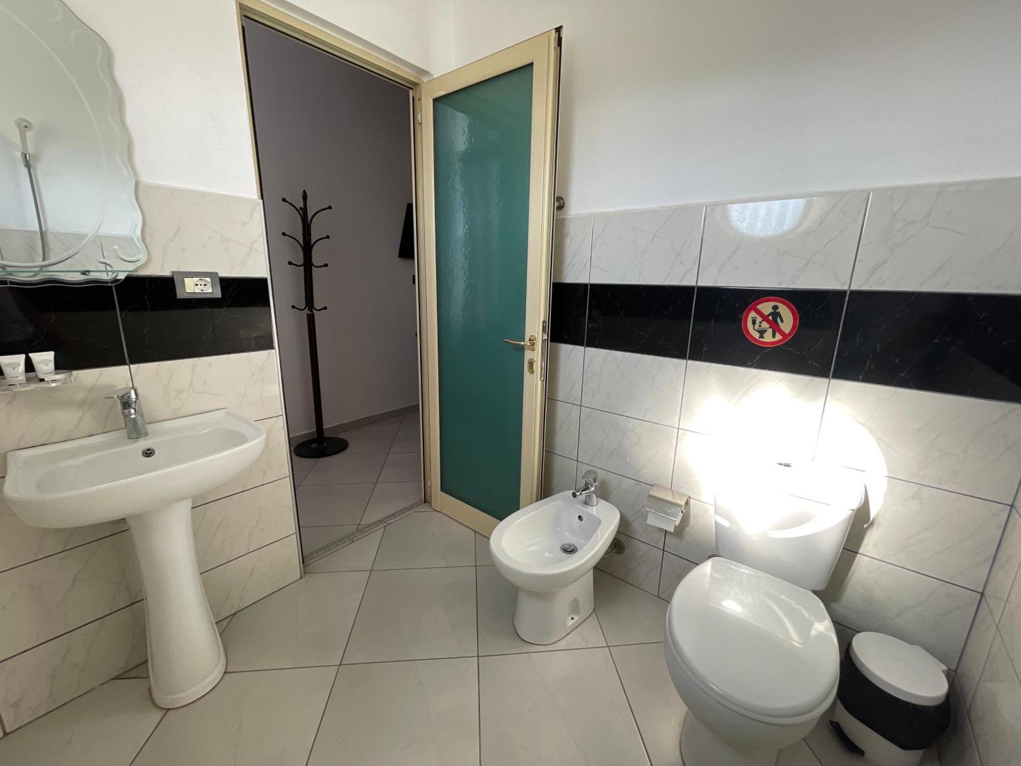 Hotel Latifi Gramsh Ngoại thất bức ảnh