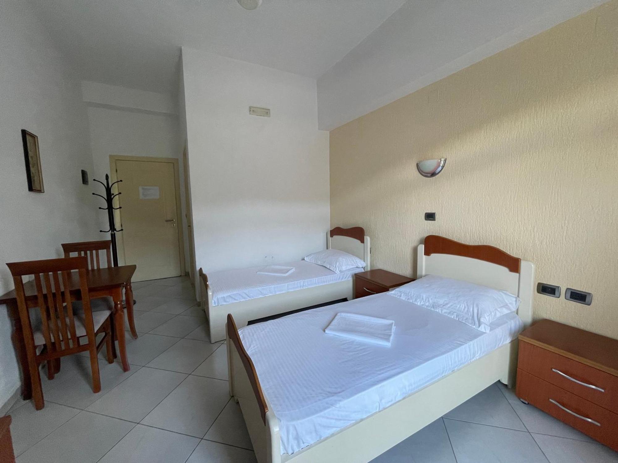 Hotel Latifi Gramsh Ngoại thất bức ảnh